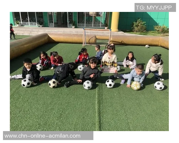 快乐体育课足球射门游戏让孩子们在运动中收获友谊与技巧的双重提升